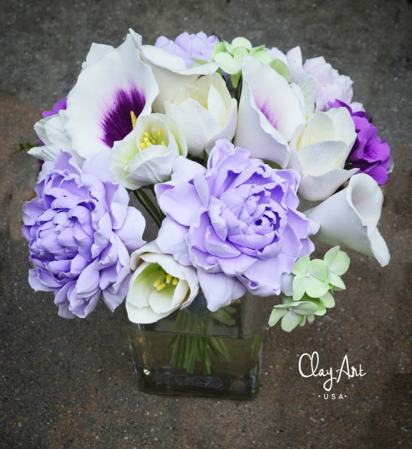 Artist Julia Dogan creates realistic flowers and flower arrangements with Hearty Clay ultra lightweight air dry clay.  These air dry clay flowers look so realistic!
